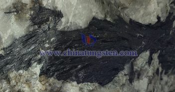 中鎢智造黑鎢礦圖片